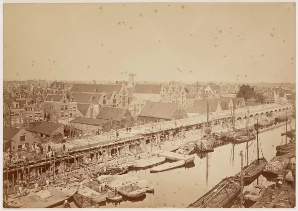 Afbeelding uit: juni 1872. De bouw van het eerste viaduct langs de Haarlemmer Houttuinen.