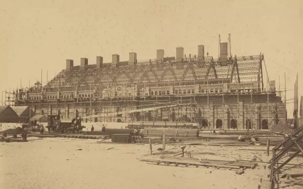 Afbeelding uit: Circa 1884. Een van de stokerijen in aanbouw.