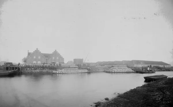 Afbeelding uit: Circa 1885. Het Amsterdamsch Petroleum Entrepôt, dat hier van 1867 tot 1890 stond.