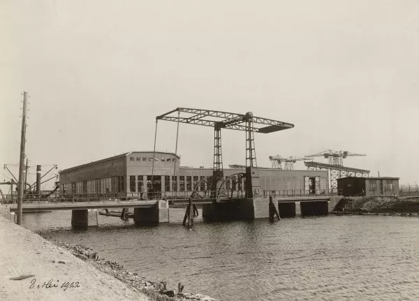Afbeelding uit: mei 1922. Op de voorgrond de ophaalbrug over het Cornelis Douweskanaal die toegang bood tot het NSM-terrein. Nu loopt daar de MS Van Riemsdijkweg.