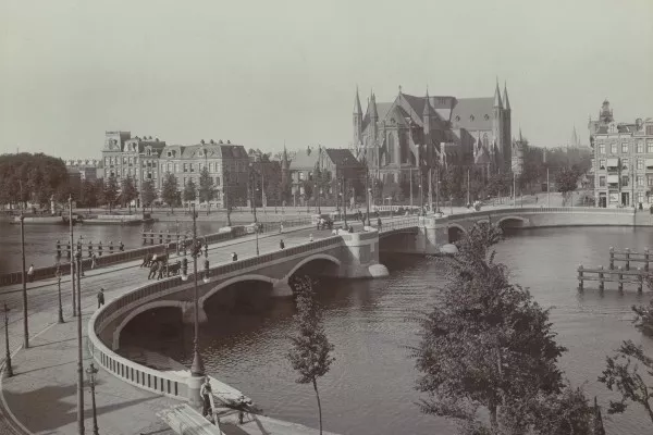 Afbeelding uit: Circa 1906. Op de achtergrond de Amsteldijk met de Sint-Willibrordus buiten de Veste, een allang gesloopte kerk van Pierre Cuypers.
