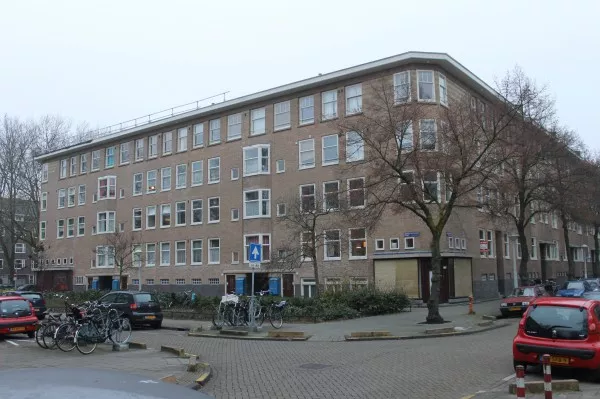 Afbeelding uit: november 2014. Adriaan van Bergenstraat. Op de hoeken waren oorspronkelijk winkels.