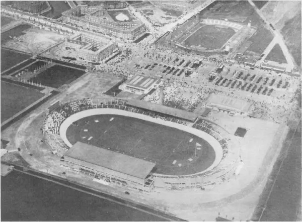 Afbeelding uit: 1928. Voor het Stadion links de schermzaal en rechts het krachtsportgebouw. Bovenin het oude stadion, het Nederlandsch Sportpark.