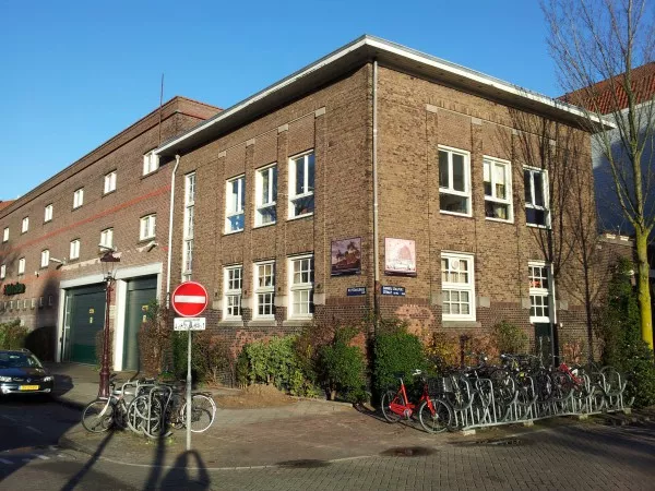 Afbeelding uit: december 2014. Hoek Stalpertstraat (rechts) - Ruysdaelkade.