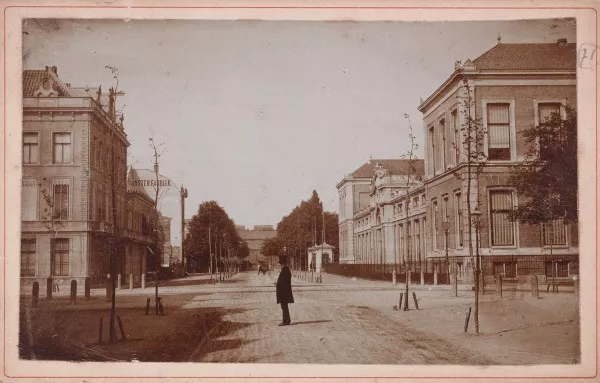 Afbeelding uit: circa 1875. Rechts het gebouw in de oorspronkelijke toestand, met dakopbouw en hoge hal in het midden.