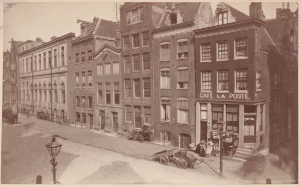 Afbeelding uit: circa 1870. De Spuistraat met links de achterzijde van het post- en telegraafkantoor.