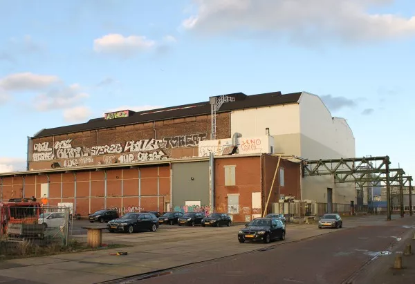Afbeelding uit: december 2014. De twee hallen met op de voorgrond het lagere installatiegebouw.