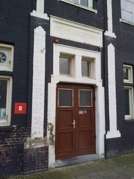 Afbeelding uit: december 2014. Boven de ingang staat "Sint Willibrordushuis".