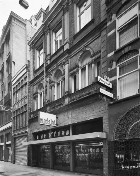 Afbeelding uit: oktober 1979. In de jaren '70 en '80 werd de winkel gebruikt door modehuis Modalet van I. de Vries.