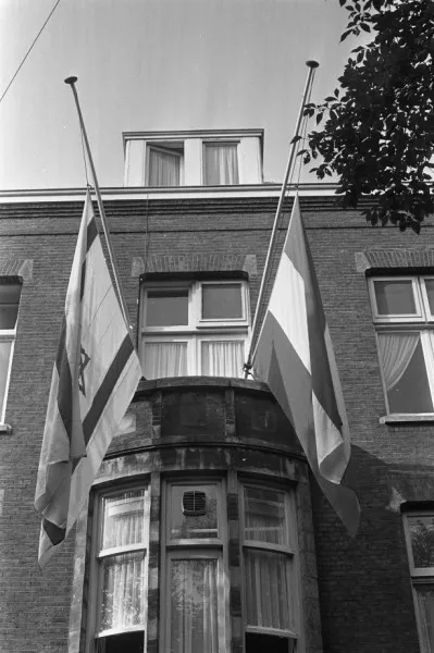 Afbeelding uit: september 1972. De erker boven de hoofdingang. De vlaggen hangen halfstok in verband met de gijzeling van Israëlische atleten in München.