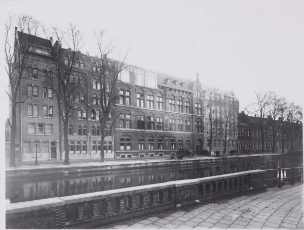 Afbeelding uit: Circa 1930. Van links naar rechts: het zusterhuis, het ziekenhuis, het krankzinnigengesticht (lager, 1855, arch. W.J.J. Offenberg) en uiterst rechts het Occo-hofje.
