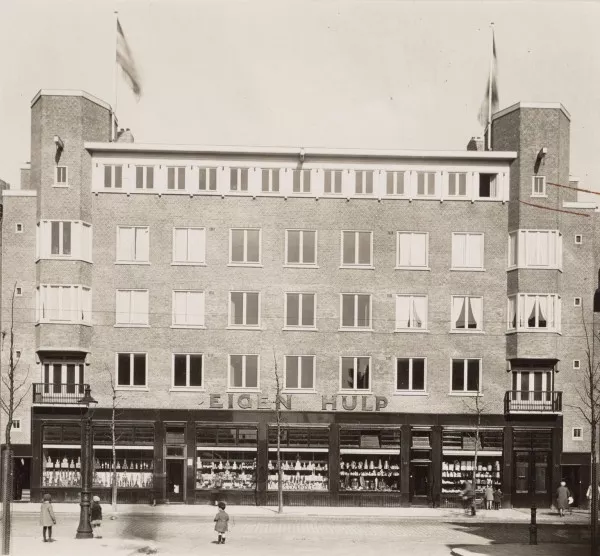 Afbeelding uit: Circa 1928. Winkel van Eigen Hulp in de Rijnstraat.