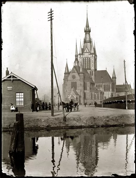 Afbeelding uit: maart 1893. Maria Magdalenakerk, Spaarndammerstraat.