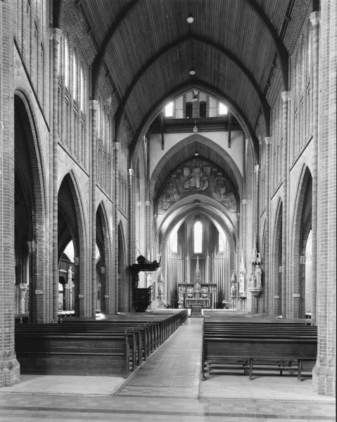 Afbeelding uit: mei 1964. Interieur gezien naar het koor.