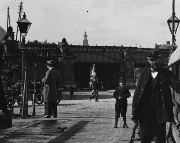 Afbeelding uit: september 1897. Op de achtergrond het oorspronkelijke viaduct. Geheel links laat de scheefstaande leeuw zien dat er sprake was van flinke verzakkingen.