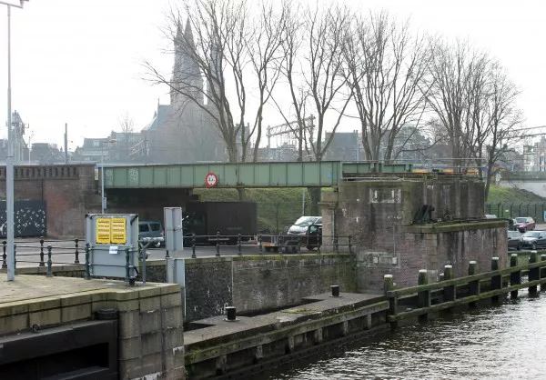 Afbeelding uit: januari 2015. De vaste brug over de Westerdokskade ligt er nog. Rechts het steunpunt voor de draaibrug.