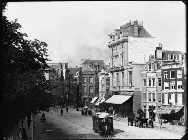 Afbeelding uit: 1890. Mille Colonnes is het hoge gebouw.