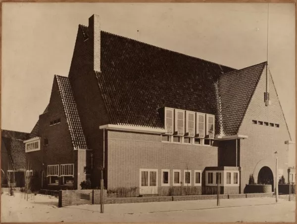 Afbeelding uit: 1928. Muzieklyceum, Albert Hahnplantsoen (1929, afgebroken).