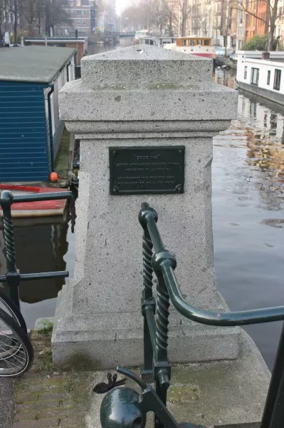 Afbeelding uit: februari 2015. Tekst op de plaquette: 
"Brug 148"
IJzeren ophaalbrug gebouwd in 1899
Herbouwd in - 1997 -
Op 4 december 1997 geopend door wethouder mw. dr. G. ter Horst.