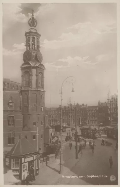 Afbeelding uit: 1927. De naam Sophiaplein gold van 1877 tot 1917. Het is onduidelijk waarom deze prentbriefkaart tien jaar later nog de oude naam gebruikte. Geheel links is de door Van der Mey ontworpen kiosk te zien.