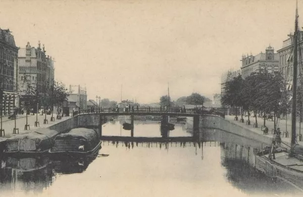 Afbeelding uit: 1900. Uitsnede van een prentbriefkaart, waarop de oorspronkelijke brug te zien is, met drie doorvaarten.