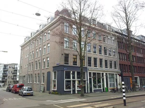 Afbeelding uit: maart 2015. Links de Eerste Leeghwaterstraat, rechts de Czaar Peterstraat.