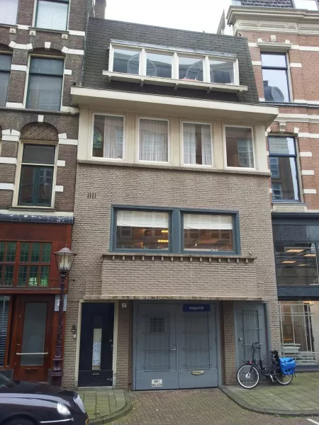 Afbeelding uit: maart 2015. Dit gebouwtje werd in 1926 toegevoegd naar ontwerp van Ten Bosch en Le Grand.