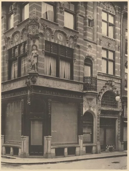 Afbeelding uit: 1892. Foto uit het tijdschrift De architect, derde jaargang nr. 4. De winkel rechts is 't Moortje, ook een sigarenwinkel.