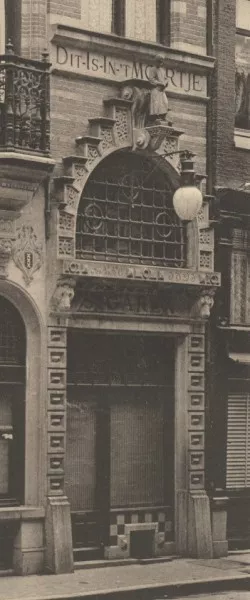Afbeelding uit: 1892. De oorspronkelijke winkelpui. Detail van een foto uit het tijdschrift De architect.