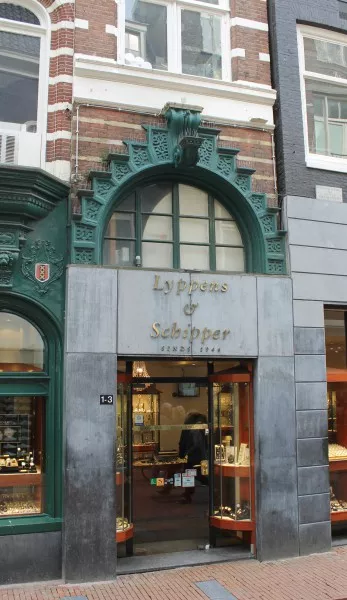 Afbeelding uit: maart 2015. Juwelier Schipper opende hier in 1946 de deuren. Opvolger Lyppens sloot de zaak in 2019.
Het onderste deel van de pui ging verborgen achter gladde hardstenen platen, tot in 2020.