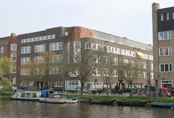 Afbeelding uit: april 2015. Hoek Amstelkade - Holendrechtstraat.