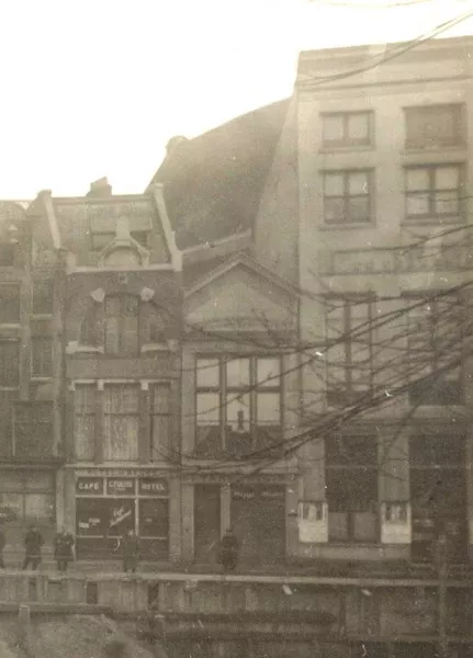 Afbeelding uit: 1911. Uitsnede van een foto gemaakt tijdens de bouw van de Effectenbeurs. In het midden het poortgebouw.