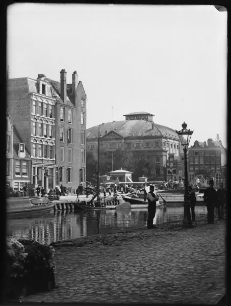 Afbeelding uit: 1890. Hier is het 18e-eeuwse huis te zien.