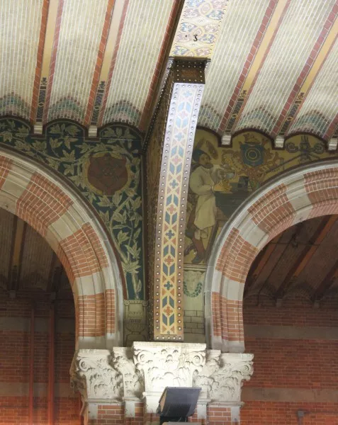 Afbeelding uit: juni 2015. Detail van een steunboog in de centrale hal.