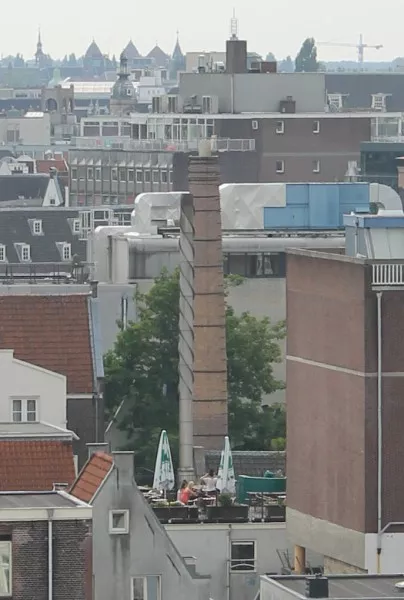 Afbeelding uit: augustus 2015. De schoorsteen gezien vanaf de Oude Kerk.