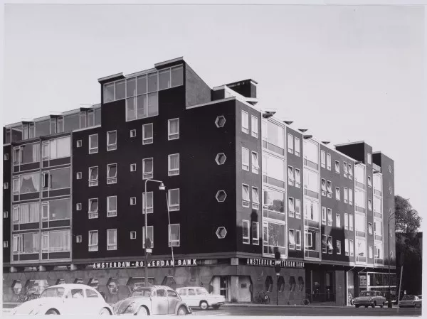 Afbeelding uit: Circa 1970. Hoek Jodenbreestraat-Houtkopersdwarsstraat.