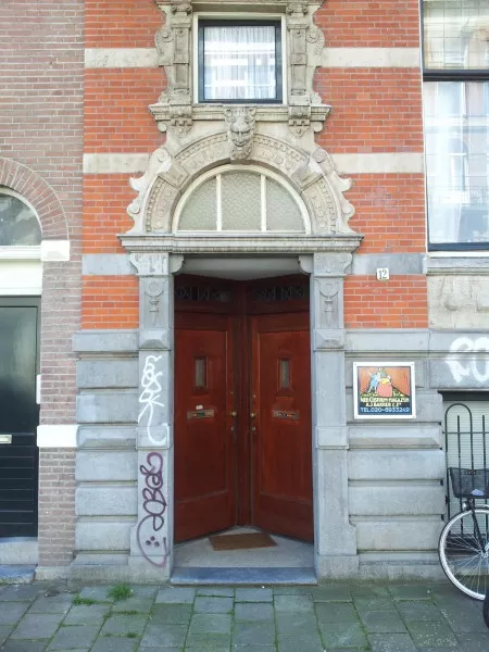Afbeelding uit: augustus 2015. Portiek in de Ruyschstraat.