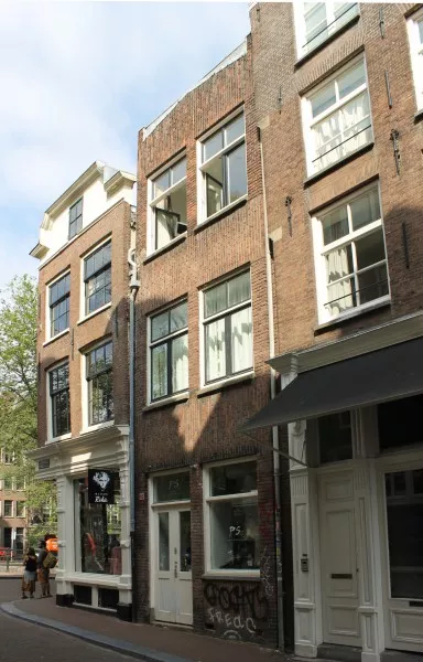 Afbeelding uit: augustus 2015. De gevel in de Oude Spiegelstraat.