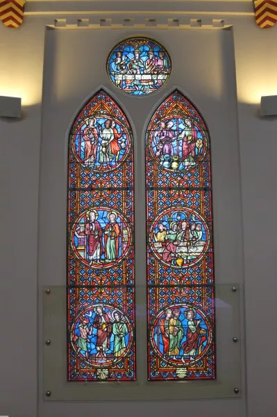 Afbeelding uit: september 2015. Het glas-in-loodraam in de 'kapel' toont scènes uit het verhaal van de bruiloft te Kana.