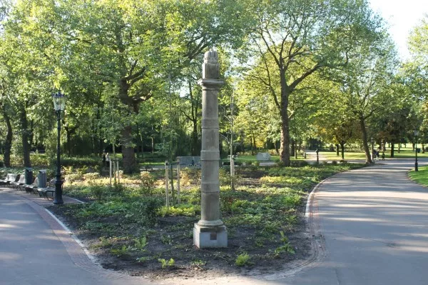 Afbeelding uit: september 2015. Een van de twee limietpalen uit 1838 die tegenwoordig in het park staan. Ze stonden oorspronkelijk op de gemeentegrens. Elders in het park stond tot 2006 een banpaal uit 1624; die staat nu weer min of meer op de oude plek op de Spaarnwouderdijk.