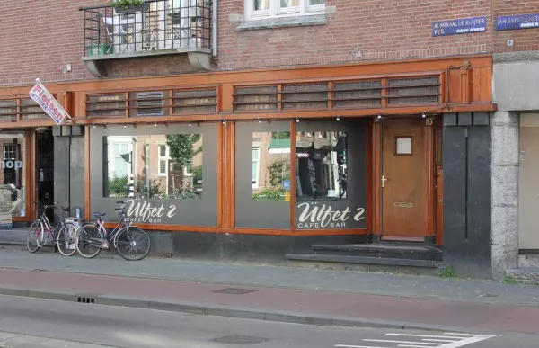 Afbeelding uit: september 2015. Houten winkelpuien in de stijl van de Amsterdamse School.
