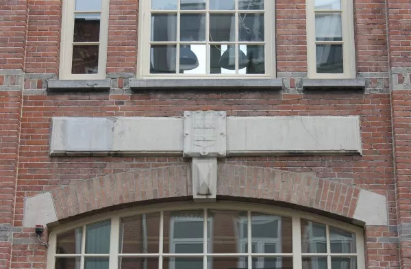 Afbeelding uit: november 2015. Boven de deur bevindt zich nog (of weer?) het wapen van de gemeente Nieuwer-Amstel.