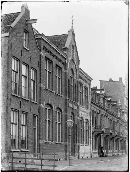 Afbeelding uit: 1891. School en onderwijzerswoning nog in oorspronkelijke staat.
