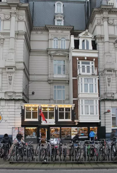 Afbeelding uit: december 2015. De twee huisjes waarvan de eigenaars niet aan hotelbaas Henkenhaf wilden verkopen.