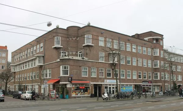 Afbeelding uit: december 2015. Hoek Hoofdweg-Schoutenstraat (links).