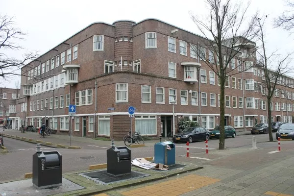 Afbeelding uit: december 2015. Hoek Willem Schoutenstraat (links) - Magalhaensplein.
