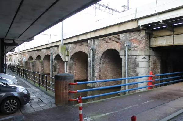 Afbeelding uit: december 2015. Spoorbrug over een soort uithoek van de Korte Prinsengracht.