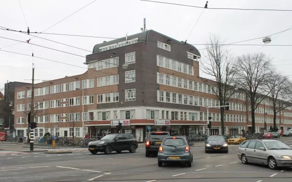 Afbeelding uit: december 2015. Hoek Postjesweg (links).