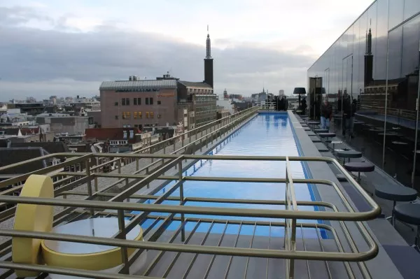 Afbeelding uit: januari 2016. Voor het hotel werd op het dak een bouwlaag toegevoegd (rechts) en kwam er een zwembad met uitzicht op de Nieuwezijds Voorburgwal.