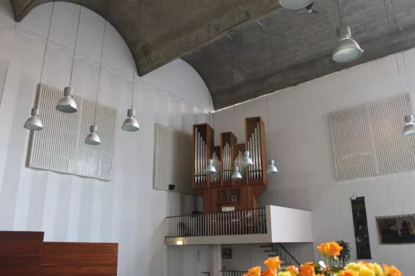 Afbeelding uit: januari 2016. Tongewelven. Links de westwand met zaagtandmotief. In het midden het orgel.
